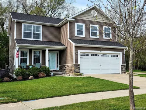 465 Edgewood Pass, Fenton, MI 48430