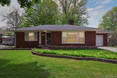 208 E Saint Clair St, Almont, MI 48003