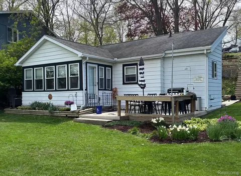 11275 N Shore Dr, Green Oak, MI 48189