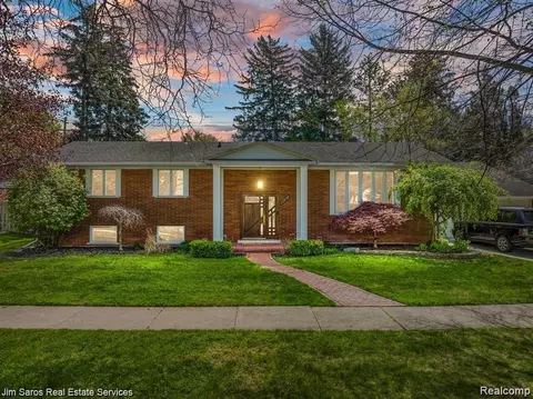 21838 Van K Dr, Grosse Pointe Woods, MI 48236