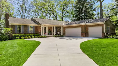 305 Lakes Edge Dr, Oxford, MI 48371
