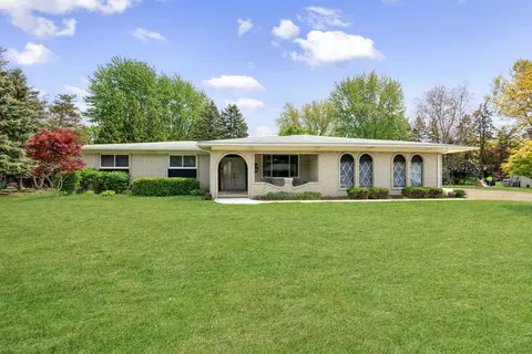 39764 Bonnie Ct, Clinton Township, MI 48038