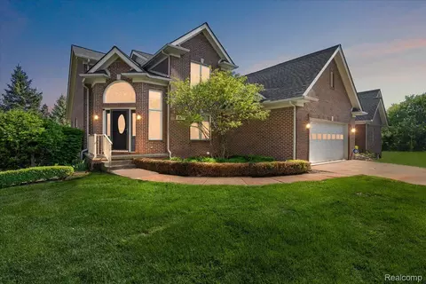 10434 Cornerstone Dr, Washington, MI 48095
