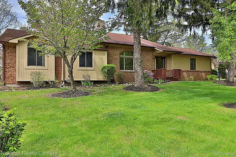 6400 Pinecrest, West Bloomfield, MI 48322