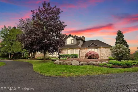 5226 Pleasant Hill Dr, Fenton, MI 48430