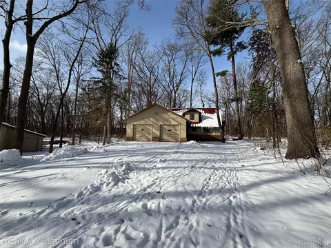 11095 Hibner Rd, Hartland, MI 48353