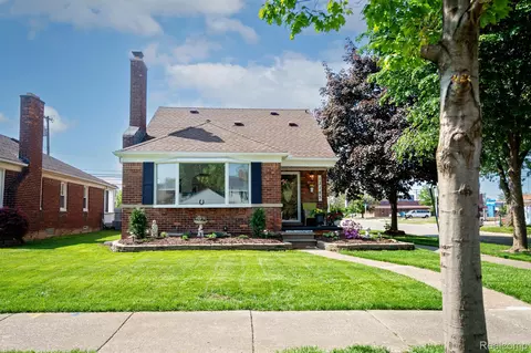 13185 Sycamore St, Southgate, MI 48195