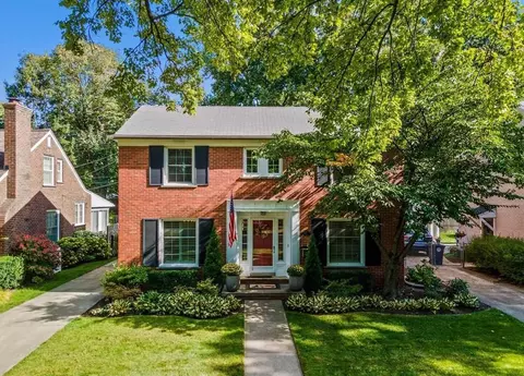 286 Mount Vernon Ave, Grosse Pointe Farms, MI 48236