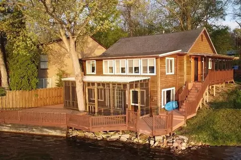 6340 Sporny Dr, Green Oak, MI 48116