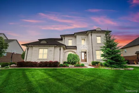 10611 Stoney Point Dr, Green Oak, MI 48178