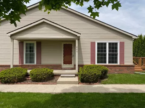 827 Oakwood Dr, Howell, MI 48843