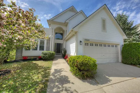 29249 Chelsea Cros Xing, Farmington Hills, MI 48331