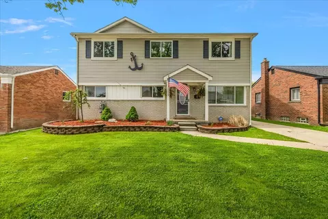 23142 Port St, Saint Clair Shores, MI 48082