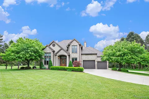 2678 Ore Valley Dr, Hartland, MI 48353