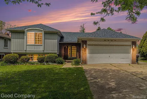 3965 Hearns Dr, Sterling Heights, MI 48310