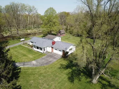 2240 Sperry Rd, Berlin, MI 48002