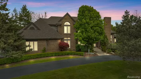 6127 Wincliff Dr, West Bloomfield, MI 48322