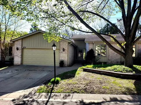 7215 Suncrest Rd, West Bloomfield, MI 48322