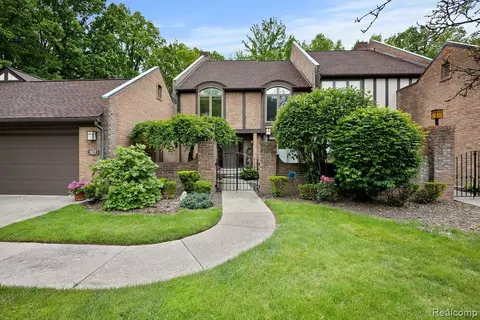 5117 Woodview Crt Ct, Dearborn, MI 48126