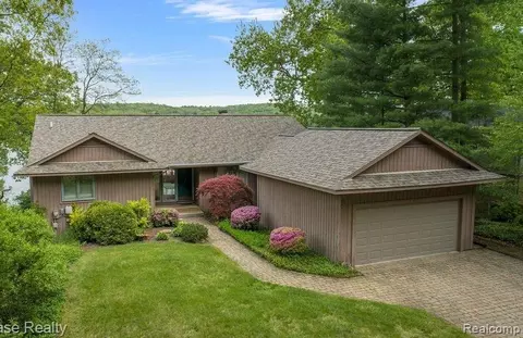 5867 Community Dr, Brighton, MI 48116