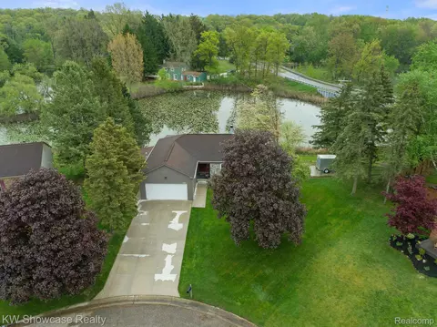 2612 Shady Hollow Dr, White Lake, MI 48383