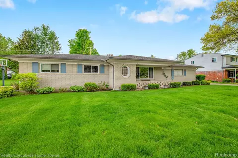 6534 Donnybrook Dr, Shelby Township, MI 48316