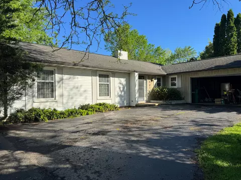 8610 N Waumegah Rd, Springfield, MI 48348