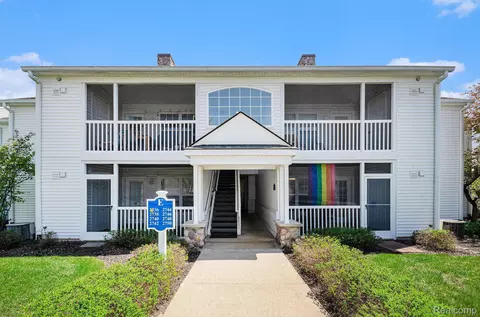 2748 S Knightsbridge Cir, Ann Arbor, MI 48105