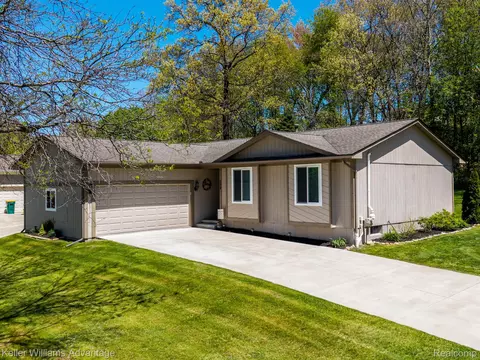 504 Glenwyth Rd, Brighton, MI 48116