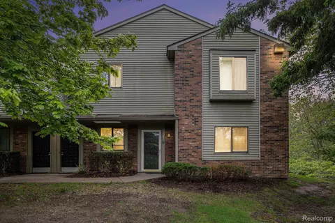22221 Indian Creek Dr 7 2 Dr #7, Farmington Hills, MI 48335