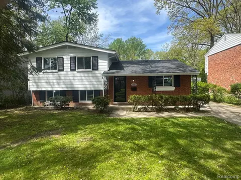 29807 Spring Hill Dr, Southfield, MI 48076