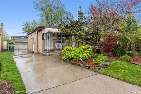 6948 Fairfield St, Garden City, MI 48135
