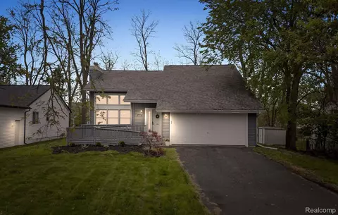 1450 Beachland Blvd, Waterford, MI 48328