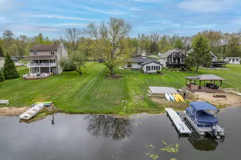 10122 Walnut Shores Dr, Tyrone, MI 48430