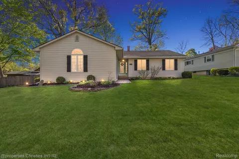 2015 Hazel Ave, Wixom, MI 48393