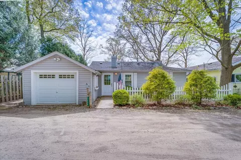9055 Clinton St, Rose, MI 48442