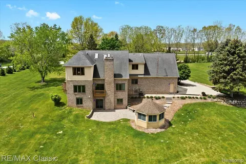 4359 Milford Ponds Ln S, Milford, MI 48381