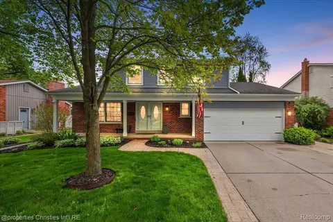16490 Golfview St, Livonia, MI 48154