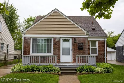 20484 Roscommon St, Harper Woods, MI 48225