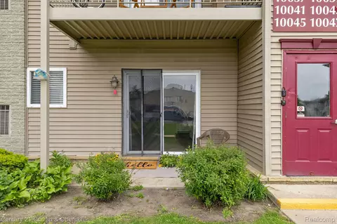 10033 Allen Pointe Dr, Allen Park, MI 48101