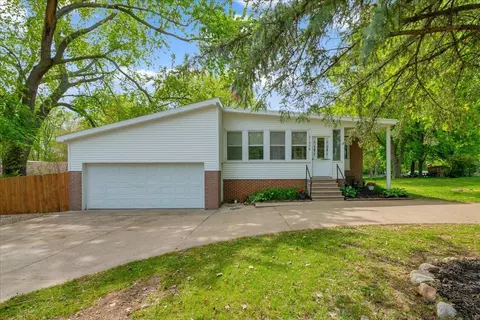 21236 Gudith Rd, Woodhaven, MI 48183