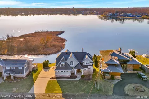 1365 Kessler Ave, Waterford, MI 48328