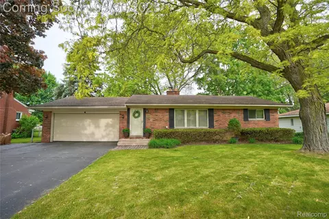 2335 Watkins Lake Rd, Waterford, MI 48328