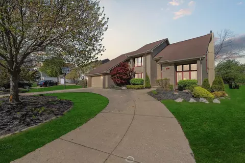7039 Timberview Trl, West Bloomfield, MI 48322