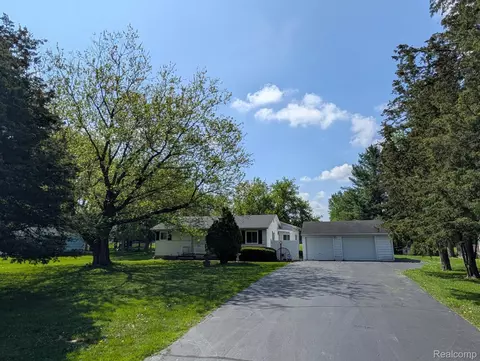 5062 Kendall Dr, Burton, MI 48509