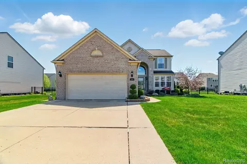 19092 Hazelton Dr, Macomb, MI 48042