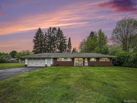 6681 Pear Ln, Independence, MI 48346