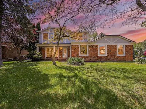 2739 Broadmoor Dr, Rochester Hills, MI 48309