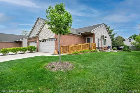815 Chelsea Ridge Crt Ct, Howell, MI 48843
