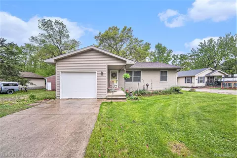 9582 Palmer Rd, Whitmore Lake, MI 48189